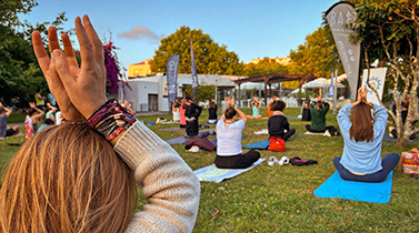 Dia Internacional do Yoga com aula ao ar livre